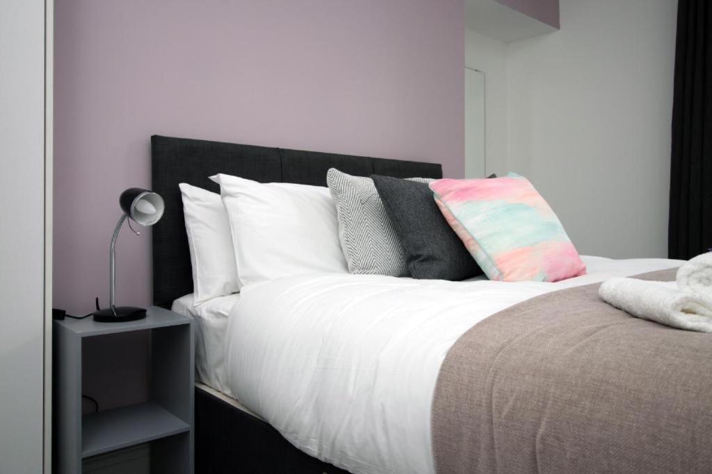 Apartment Chic 3-bed Near Cardiff's Sights *