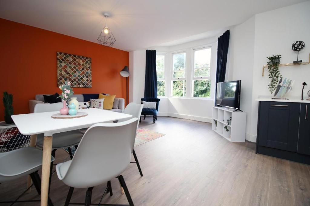 Chic 3-bed Near Cardiff's Sights *
