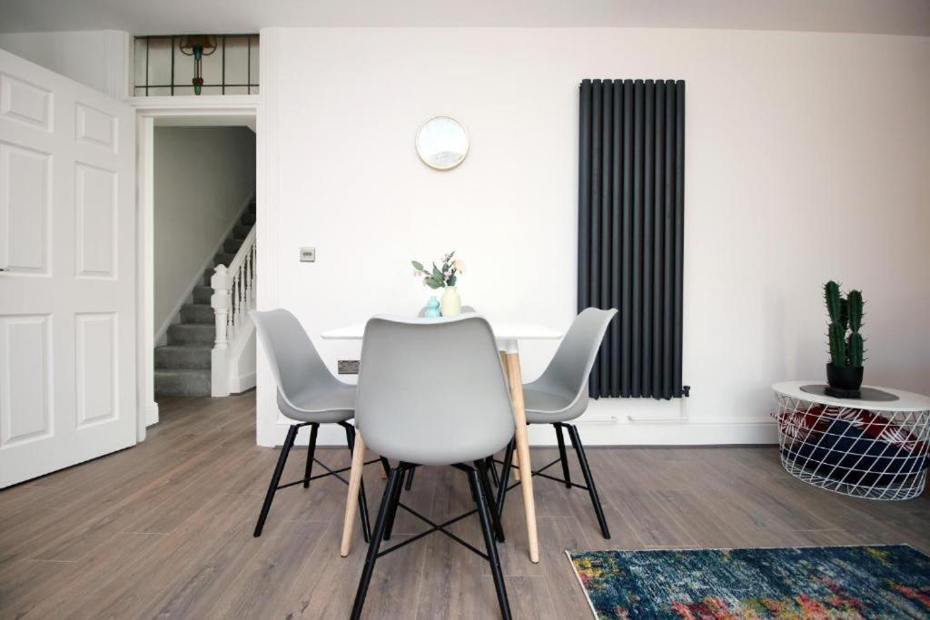 Chic 3-bed Near Cardiff's Sights Cardiff