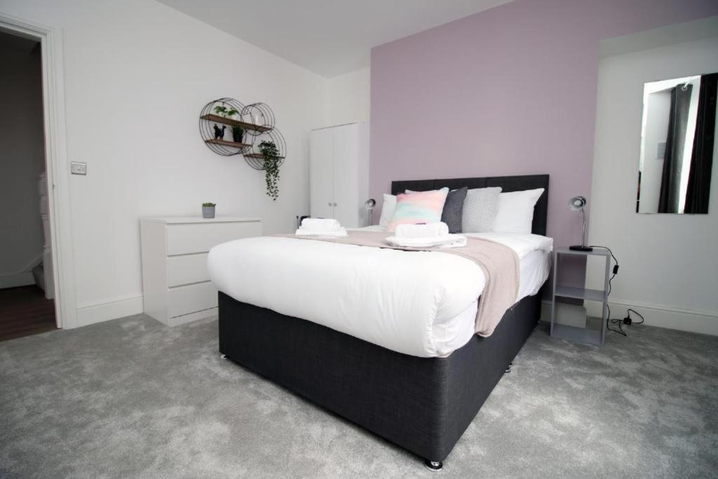 Chic 3-bed Near Cardiff's Sights Apartment *