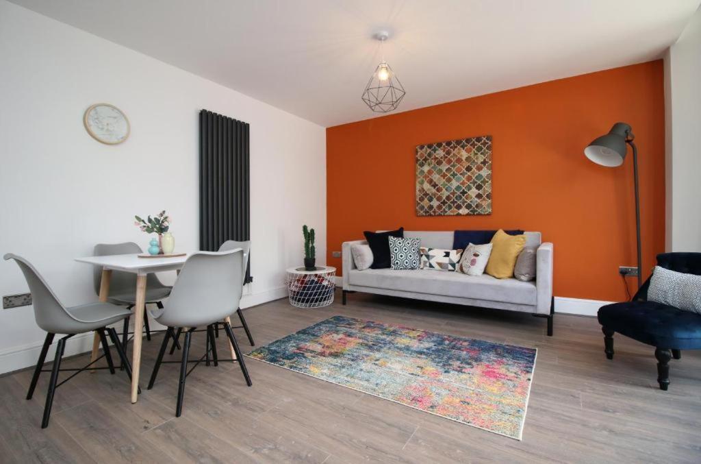 Apartment Chic 3-bed Near Cardiff's Sights